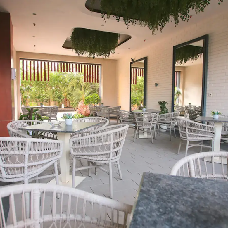 Sky mansion risland outdoor setting table